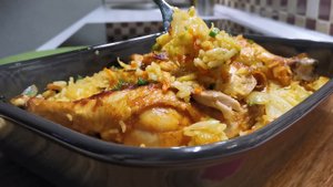 Вкусный УЖИН из простых продуктов в ОДНОЙ ПОСУДЕ, куриные окорочка с капустой и рисом в духовке.mp4