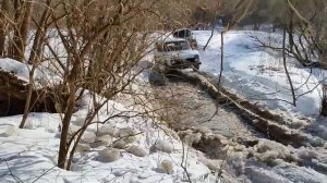 Нива 2121 против подготовленного Tagaz Tager в зимнем лесу