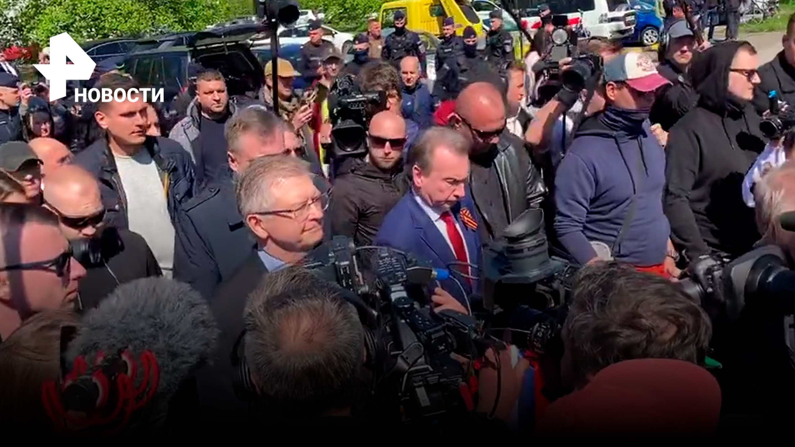 Агрессивная толпа в Варшаве помешала российскому послу возложить цветы / РЕН Новости