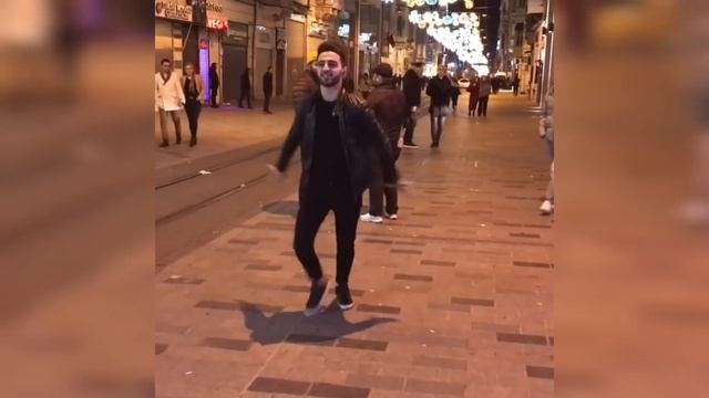 ПАРЕНЬ ТАНЧУЮТ ОЧЕНЬ КЛАССНО 2020 ЧЕЧЕНСКАЯ ПЕСНЯ ЛЕЗГИНКА-КОРОЛЕВА МОЯ 2020 смотреть онлайн