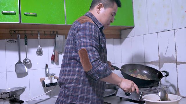 【超小厨】小厨烧菜小杨煮面，夫妻合作“酸辣牛筋面”，端起盆就是干，太满足！