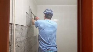 Демонтаж старой плитки в ванной комнате