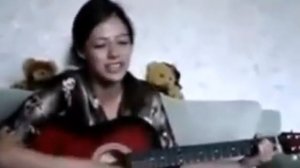 Девушка играет на гитаре и красиво поет какая ночка темная  She plays the guitar and sings nicely h