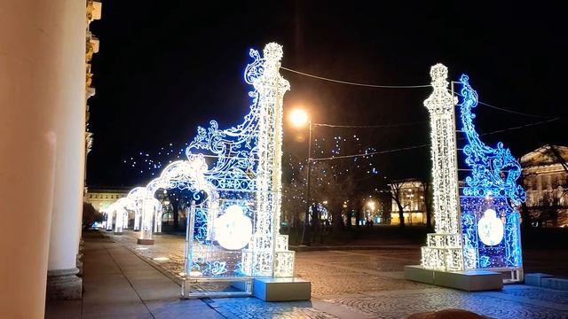 Новогодние украшения перед зданием Государственного Эрмитажа, а снега в Санкт-Петербурге пока нет..