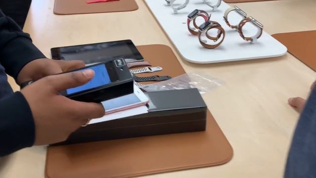 Trade In IPhone In Apple Store for Apple Watch | Smart BatteryCase | How Much We Got?|TradingIphone смотреть онлайн
