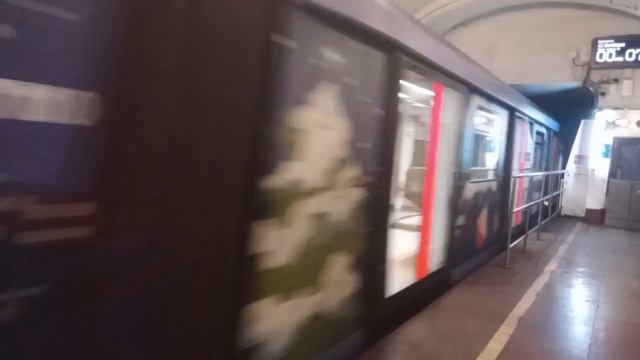 Прибытие поезда Москва в новогодней окраске смотреть онлайн