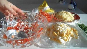 Праздничный салат с копченым лососем.