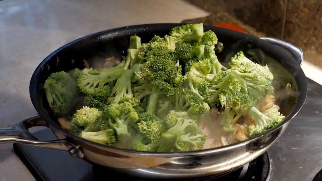 Брокколи в сметане с курицей, грибами и сыром