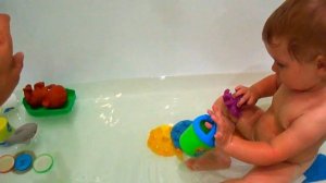 В 1годик 1мес купается в ванной и играет, чистит зубки The child bathing in a bath and plays