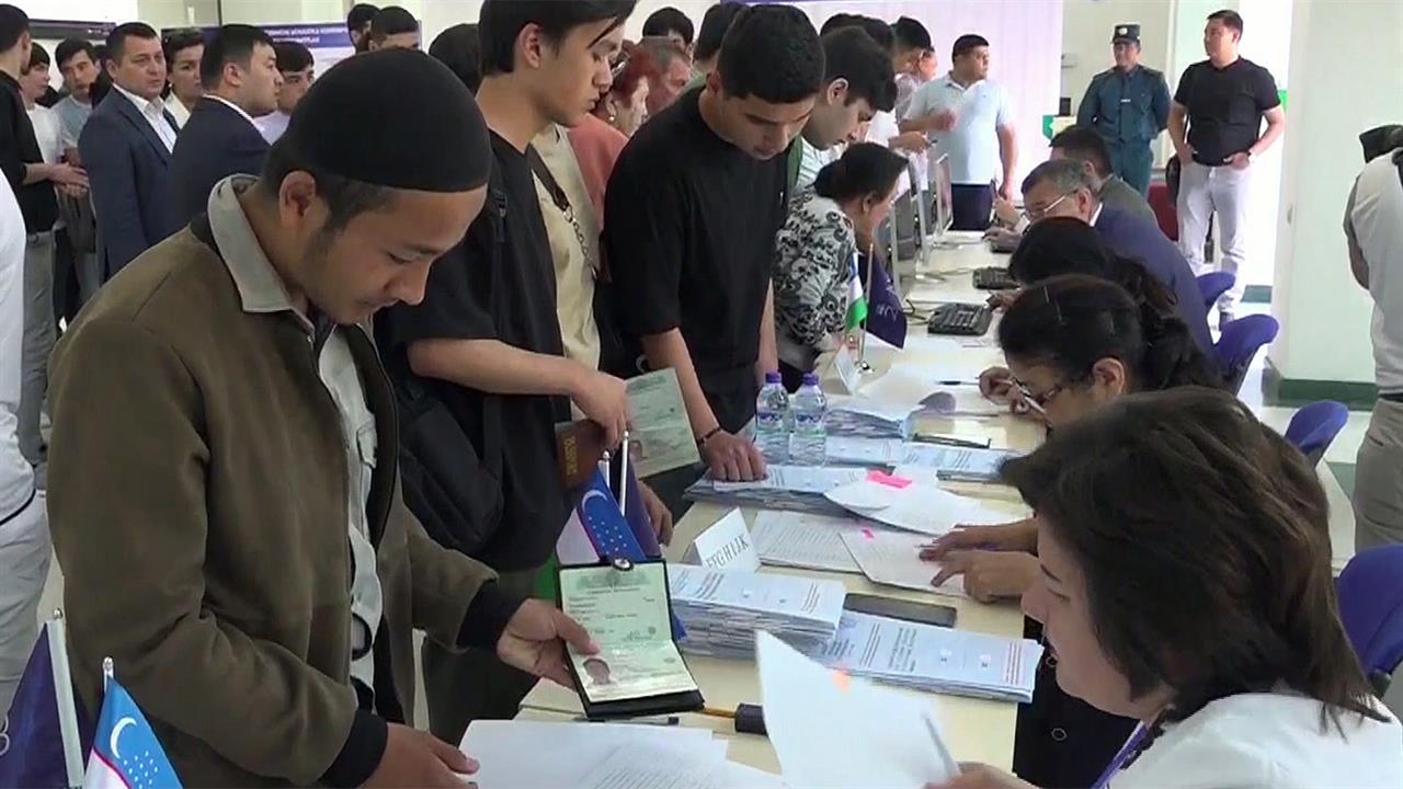 В Узбекистане проходит референдум по внесению изменений в Конституцию