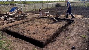 Курятник , копаю траншею под ленточный фундамент .