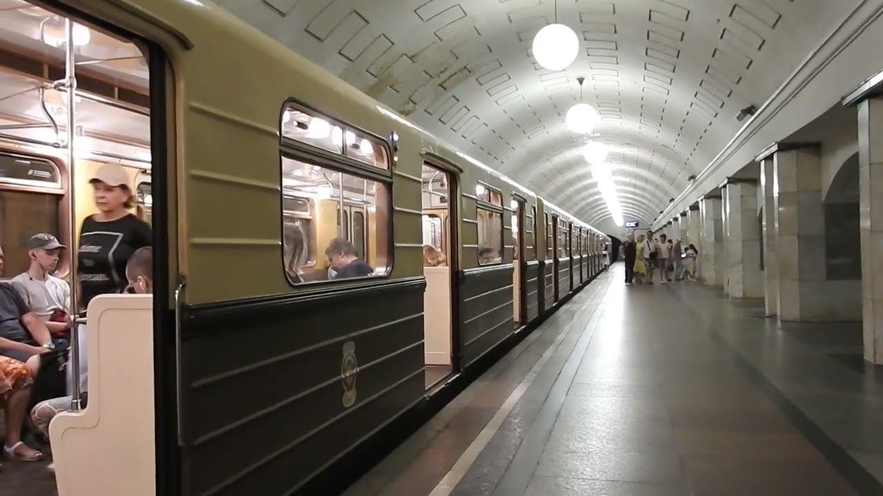 Москва. Ретропоезд на ст. «Охотный ряд». 06 августа 2022
