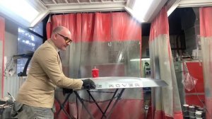 Двусторонний скотч !Легкий способ демонтажа приклеенной надписи с капота Рэндж ровер! #крашутачи