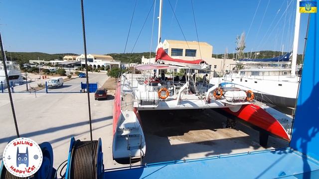 Спавляем наш катамаран. Как выглядит спуск яхты на воду. Яхтенный кран запустил нашу лодку в облака смотреть онлайн