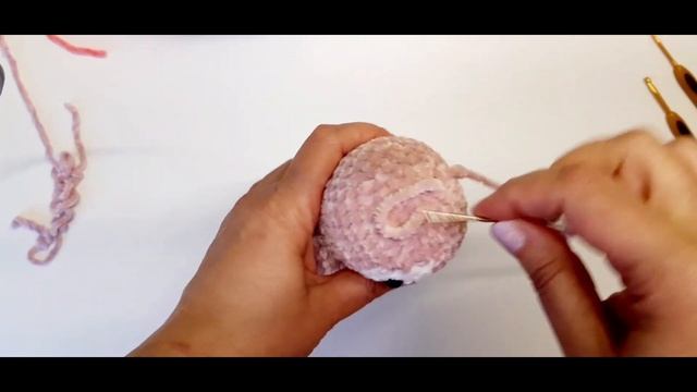 Вязаный пингвин (14 см) крючком из плюшевой пряжи.