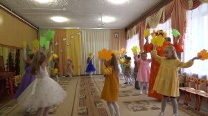 Танец с осенними листочками, средняя группа №5