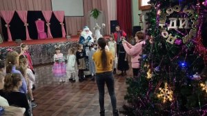 Albero di Natale alla casa del sindacato di Lugansk, doni per I bambini della LNR