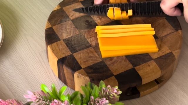 Салат с крабовыми палочками. Самое главное готовится очень просто.