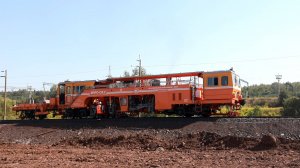 Выправочно-подбивочно-рихтовочная машина начала работу на путях Михайловского ГОКа