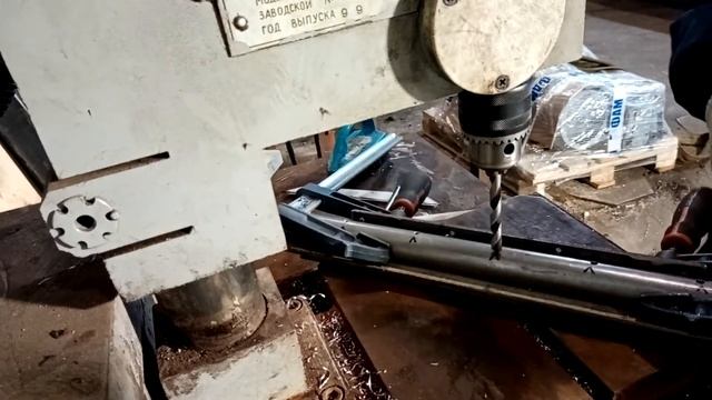 Как просверлить отверстие по центру диаметра вала с помощью подручных инструментов!?