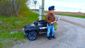 Сеня распаковывает Крутой Джип и играет в Прятки с Машинками!