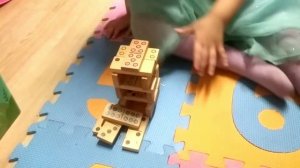 Настя и мама строят башню из фишек домино | Настёна Играем