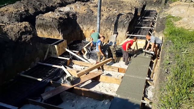Ленточный фундамент. Укладка бетона. Строим дом. Часть 5. смотреть онлайн