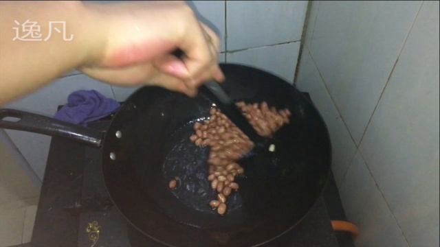 油炸花生米，考验厨师的油温控制功夫