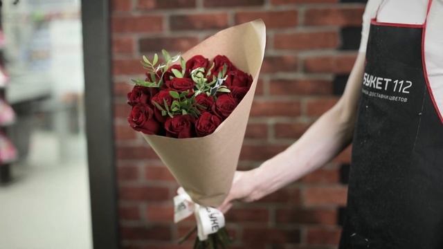 15 бордовых роз в крафт-упаковке с зеленью (Эквадор)