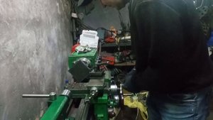 Токарный станок ТВ 4. Установка четыре́хкулачкового патрона.