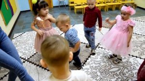 Музыкальное тематическое занятие "Осенние топотушки" в младшей группе