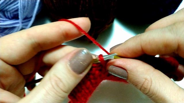 Резинка 1 * 1 с вытянутой лицевой петлёй спицами .