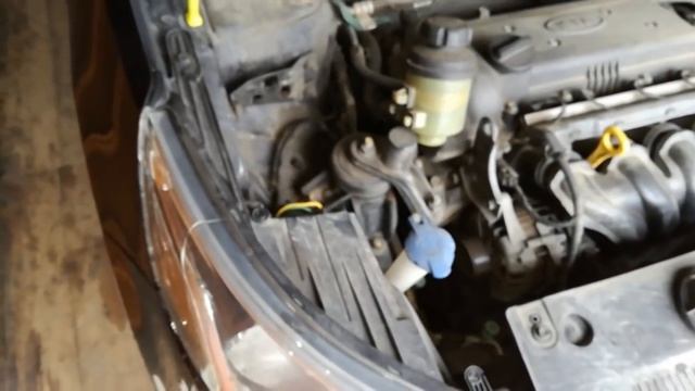 Ставим на место отражатель фары Киа Рио III смотреть онлайн