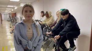 Студенты Нижнекамского филиала АНО ВО МГЭУ проводят экскурсию по нашему университету.