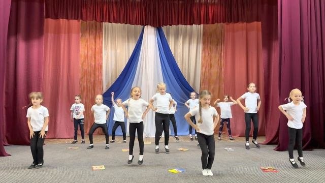«Первоклашка» исполняет танцевальный коллектив «Планета Kids» (5-6 лет) (Педагог Зданевич М.В.)