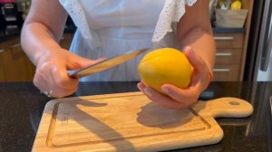 Как же почистить МАНГО?)) чтобы есть культурно!!!/ How to peel a mango.