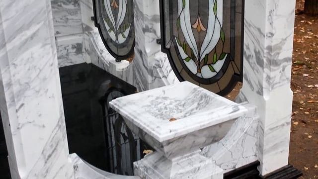 Мемориальный комплекс из каррарского мрамора.