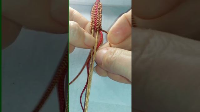 Как сделать браслет дружбы / Делаем дома браслет макраме / #shorts смотреть онлайн