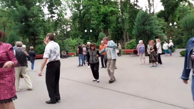 А МНЕ БЫ, А МНЕ БЫ! ТАНЦЫ В ПАРКЕ ГОРЬКОГО смотреть онлайн