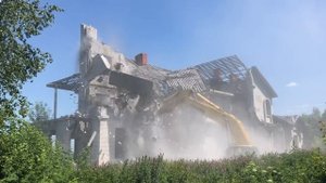 komatsu450 демонтаж многоэтажного сооружения с помощью гидроножниц
