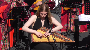 Выступление оркестра. Девушка играет на гуслях