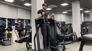 Подъем ног в упоре на брусьях