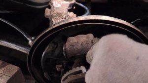 Разбираем задний тормозной цилиндрик Subaru Forester