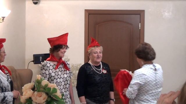 Школа №16 "50 лет выпуска" - Приём в пионеры. смотреть онлайн