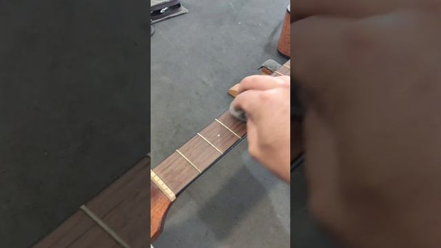 Colagem de cavalete e regulagem violão fender CD60CE SB смотреть онлайн