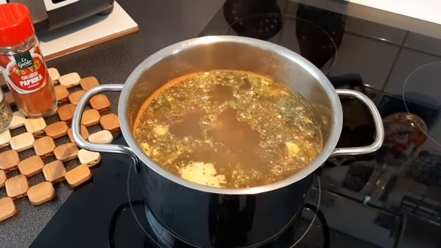 ?Уха с щавелем.  Жареная форель с  картофелем и соусом.?