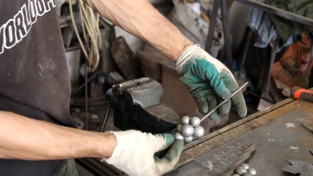 Как сделать виноградную гроздь из шариков, своими руками.from balls a bunch of Grapes смотреть онлайн