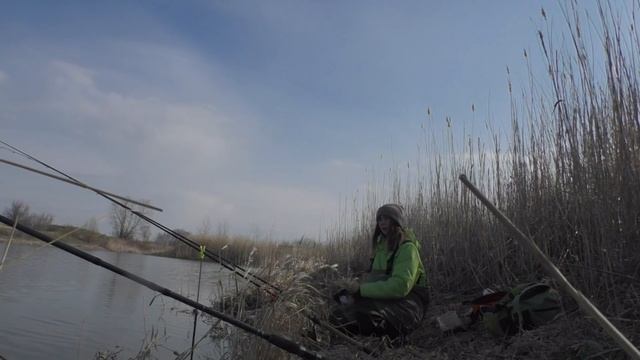 ЗАШЛА ПО ПОЯС В ВОДУ, А ТУТ.. Рыбалка на поплавок весной 2022 смотреть онлайн