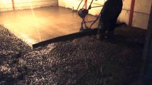 Выравнивание бетона виброрейкой