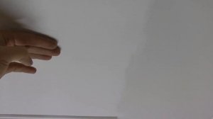 Красим тканевый натяжной потолок, клеим потолочный плинтус, эмитируем затопление, мараем и отмываем